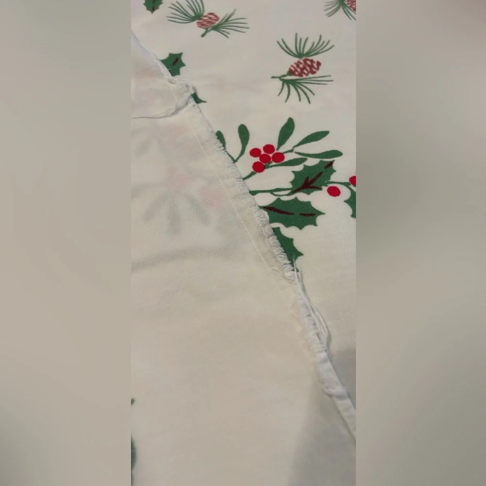 Vintage 1950/60s Christmas cotton blend tablecloth 51”x43” poinsettias candles‎